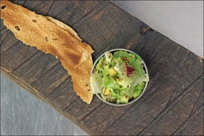 Авокадо с листьями салата