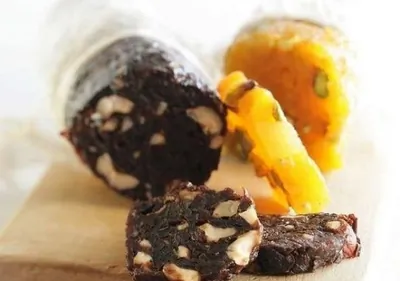 «Колбаска» из лесных орехов и чернослива