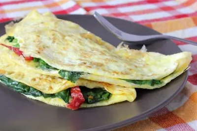 Омлет со шпинатом и сыром