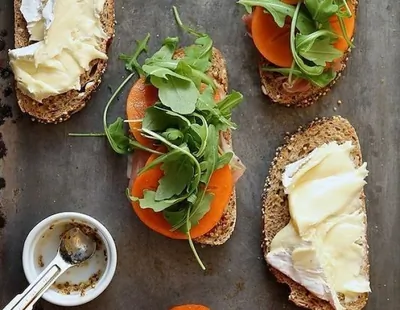 Сэндвич с хурмой, прошутто и сыром бри