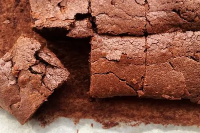 Брауни c темным пивом и сливочно-ликерной глазурью