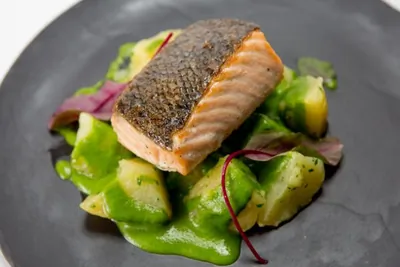 Лосось су-вид с отварным картофелем и соусом из петрушки от Simple Pleasures