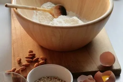 Куриный суп с рисовой лапшой и имбирем в азиатском стиле