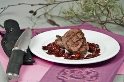 Оленина с вишней, корицей и грецким орехом