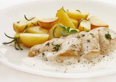 Куриные грудки в сметане и картошкой