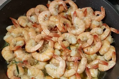 Королевские креветки с чесноком и розмарином