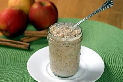 Овсянка в банке с яблоком и корицей