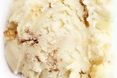 Мороженое в белым шоколадом и конфетами KitKat