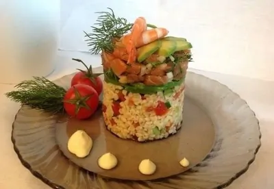 Слоеный салат с форелью и булгуром