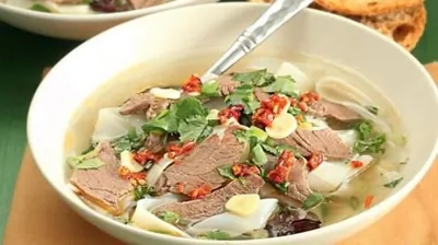 Суп со стеклянной лапшой и кусочками копченой утки (Kao ya fensi tang)