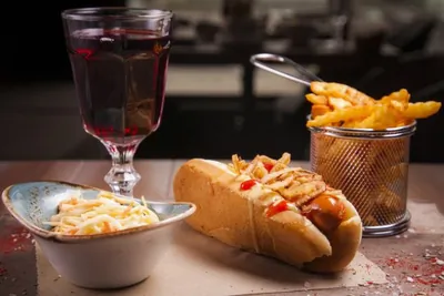 Хот-дог Лакки Лучано с салатом коул слоу и луком фри