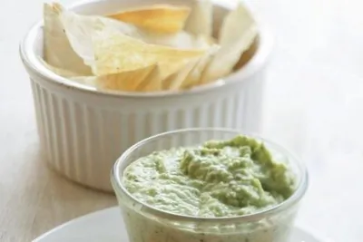 Чипсы из лаваша с соусом из авокадо