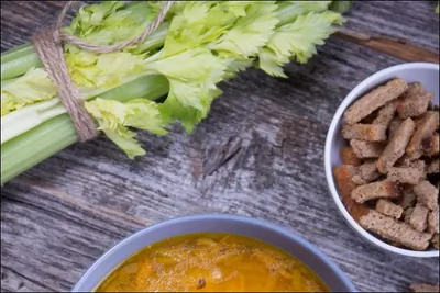 Домашний куриный суп с вермишелью и сельдереем