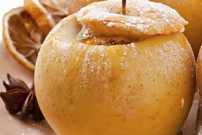 Запеченное яблоко с изюмом и овсянкой