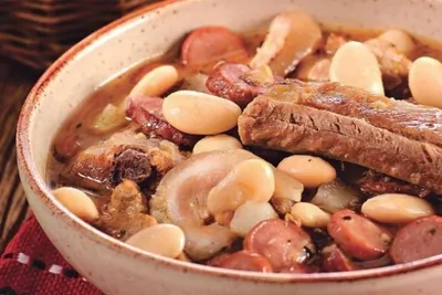 Кассуле по-тулузски — утиная ножка с белой фасолью, сосисками и беконом