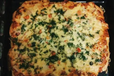 Пицца с колбасой на жидком тесте