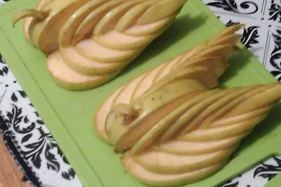 Лебедь из яблока