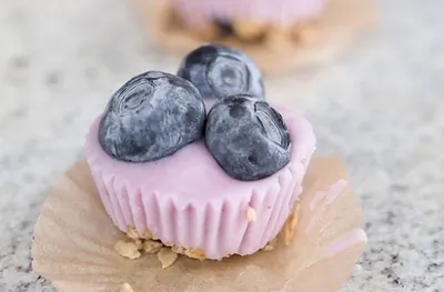 Замороженный йогурт с фруктами и ягодами