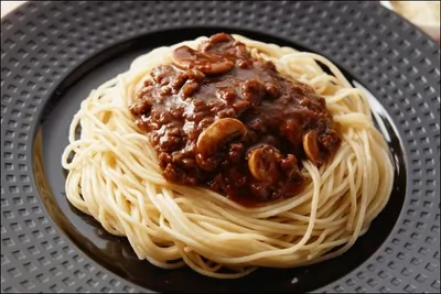 Бефстроганов из куриной грудки под сливочным соусом, с грибами и спагетти