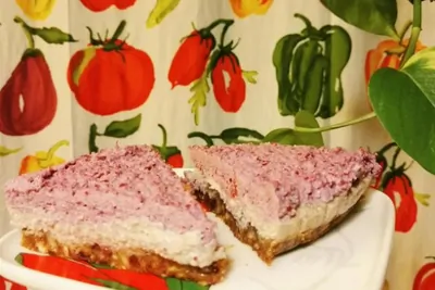 Банановый сыроедческий кешьюкейк с брусникой