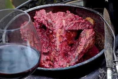 Цесарка с ежевичным соусом