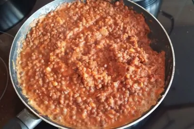 Чечевица с чесноком в томатном соусе