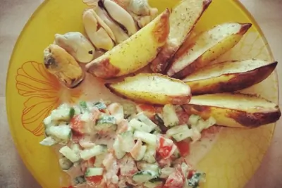 Картошка по-деревенски с сырным соусом