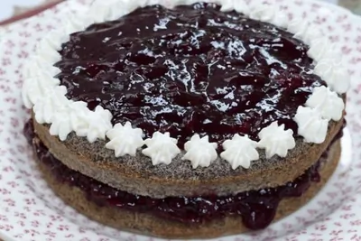 Торт с вишневым вареньем, маком и взбитыми сливками