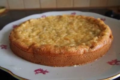 Пирог с зеленым луком, курицей под сырной корочкой