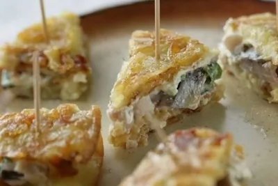 Омлетная закуска с сельдью и сливочным сыром