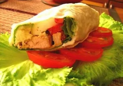 Запеченная куриная грудка с перцем в лаваше или пите с луком