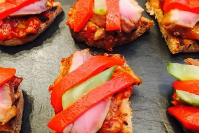 Тапас с копченой уткой и соленным огурцом