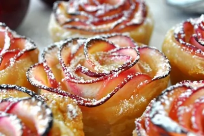 Яблочные розочки в слоеном тесте