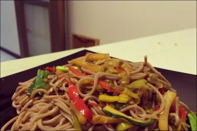 Постная азиатская лапша с овощами