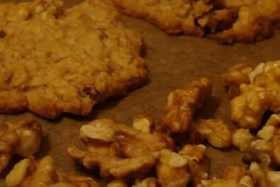 Овсяное ароматное печенье с медом, грецкими орехами, изюмом