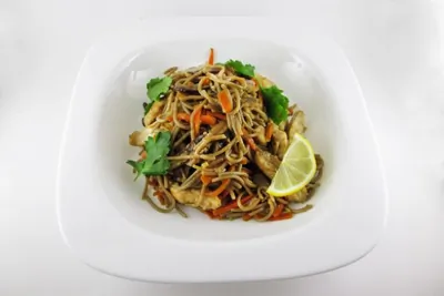 Гречневая лапша с грибами шиитаке и курицей