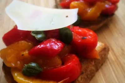 Брускетта с печеными перцами
