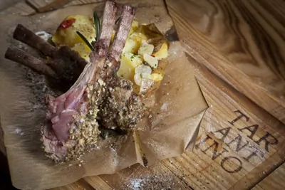 Корейка теленка с мятым картофелем и соусом Али-олио