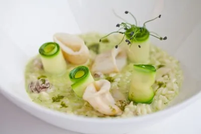 Ризотто с мини-кальмарами, цуккини и соусом песто