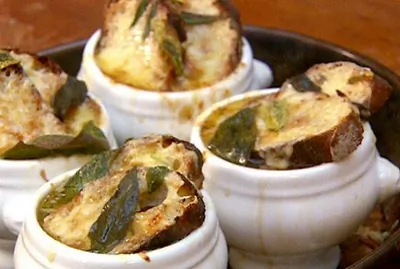 Луковый суп из разных сортов лука