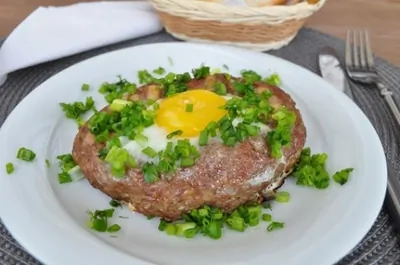 Шницель из домашнего фарша с яйцом