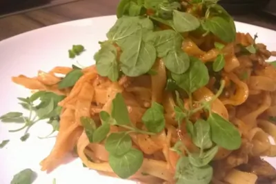 Паста с протертыми томатами и свежим орегано