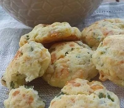 Сырное печенье с зеленым луком