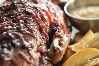 Гусь с соусом из портвейна и яблочным пюре