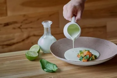 Йогуртовый суп с авокадо и севиче из лосося