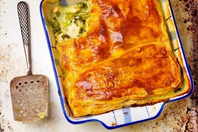 Слоеный пирог с куриным филе, фасолью и сыром