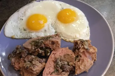 Мясной рулет с начинкой из вешенок