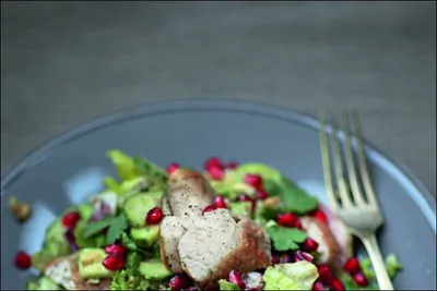 Салат из цесарки с авокадо и зернами граната