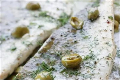 Белая рыба с начинкой из каперсов и оливок