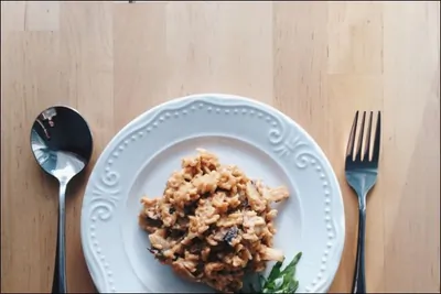Бурый рис с шампиньонами и сметаной